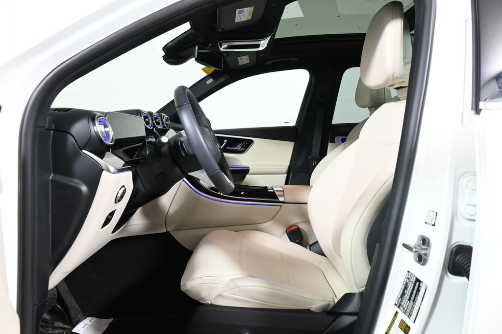 Used 2025 Mercedes-Benz GLC 300 4MATIC image 3