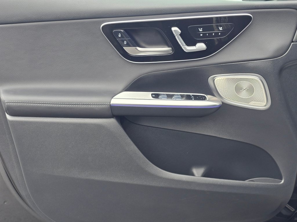 Used 2025 Mercedes-Benz GLC 300 4MATIC image 34