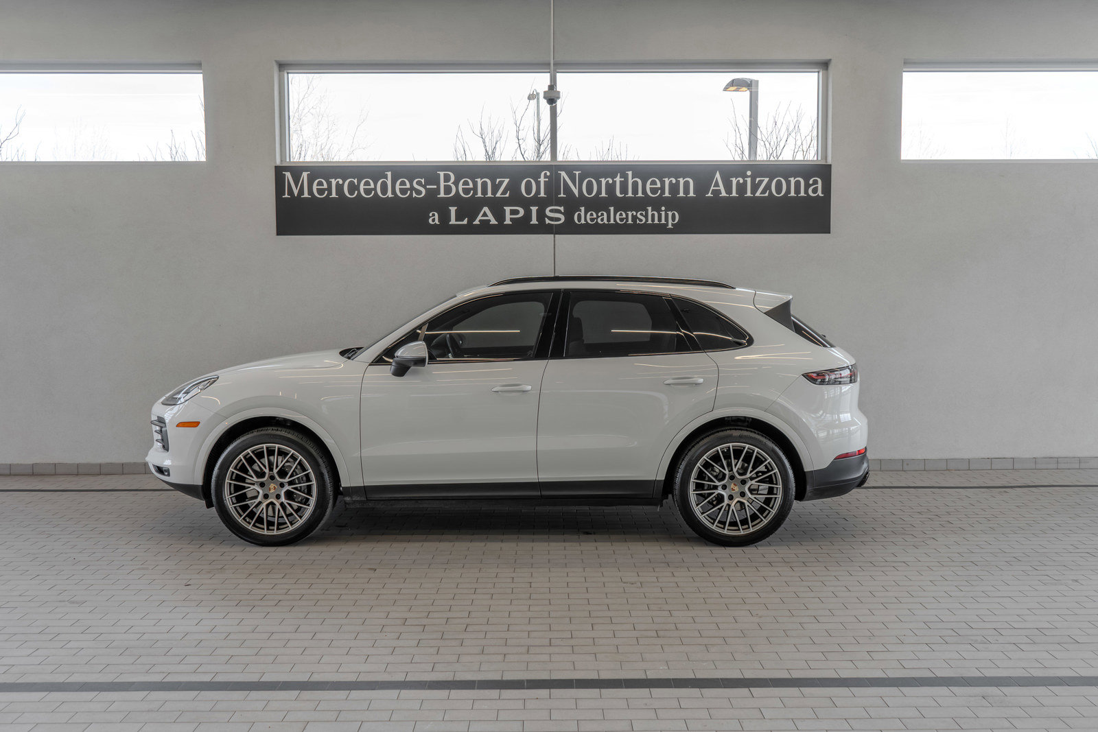 Used 2023 Porsche Cayenne Platinum Edition image 2