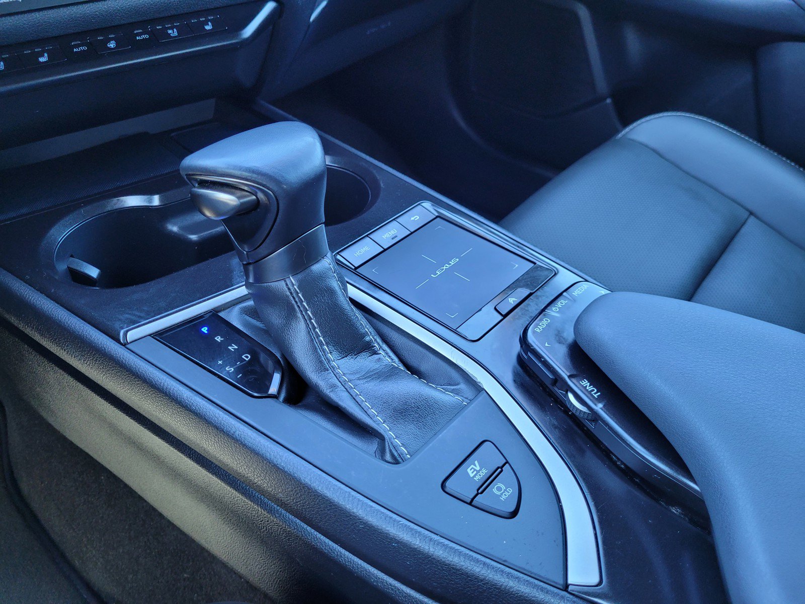 Used 2019 Lexus UX 250h w/ Premium Package AWD/4WD image 16