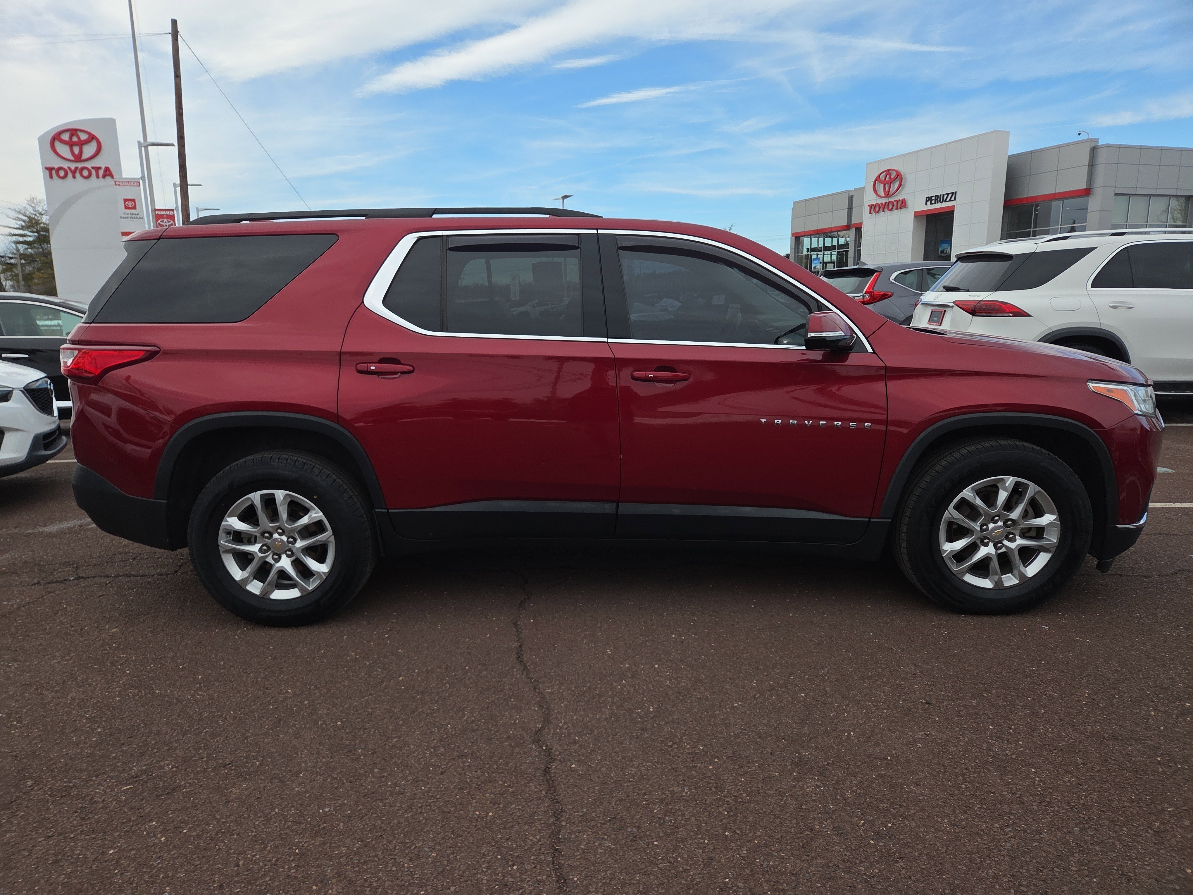 Used 2019 Chevrolet Traverse LT image 2