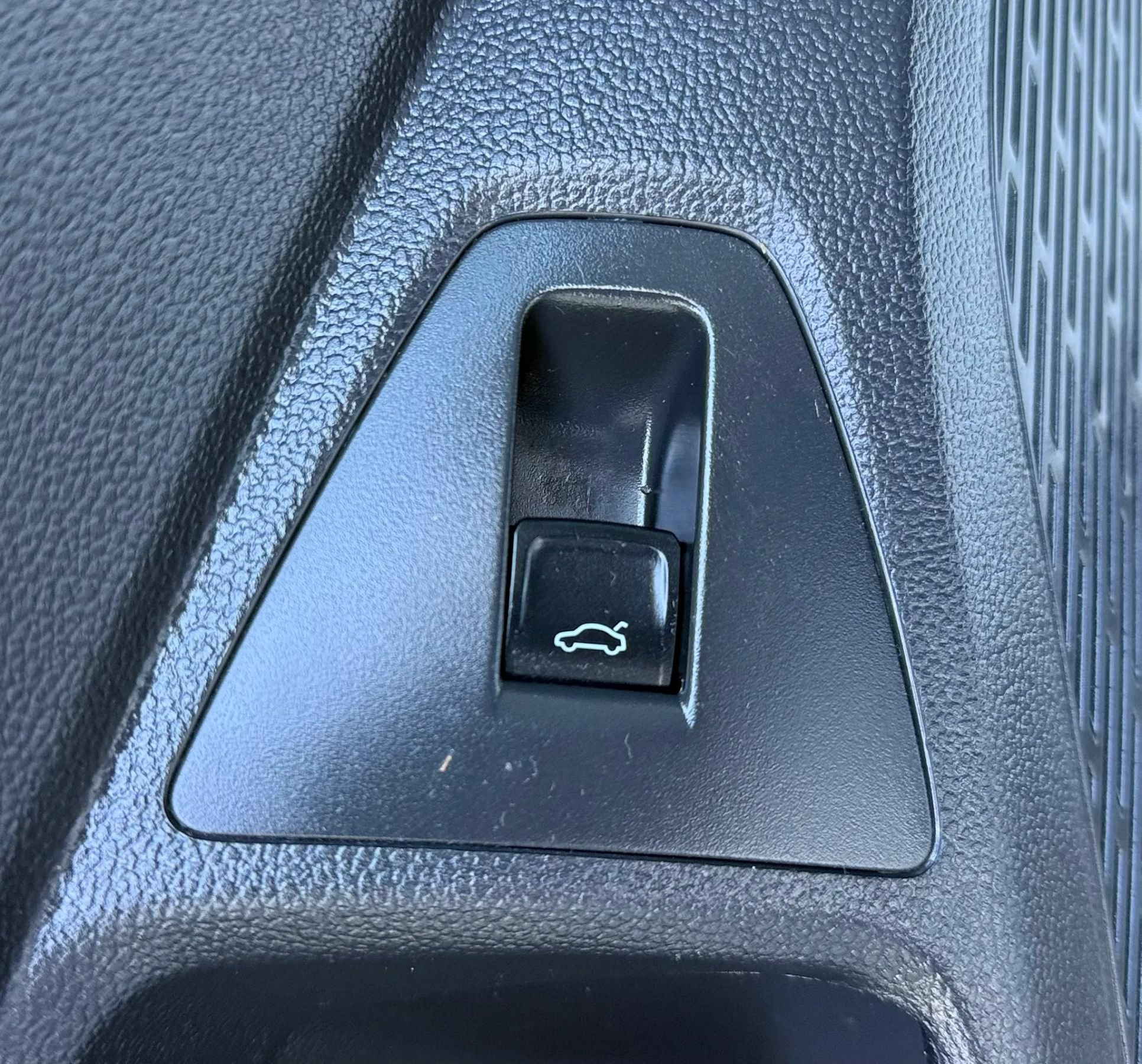Used 2020 Volkswagen Jetta SEL Premium FWD image 25