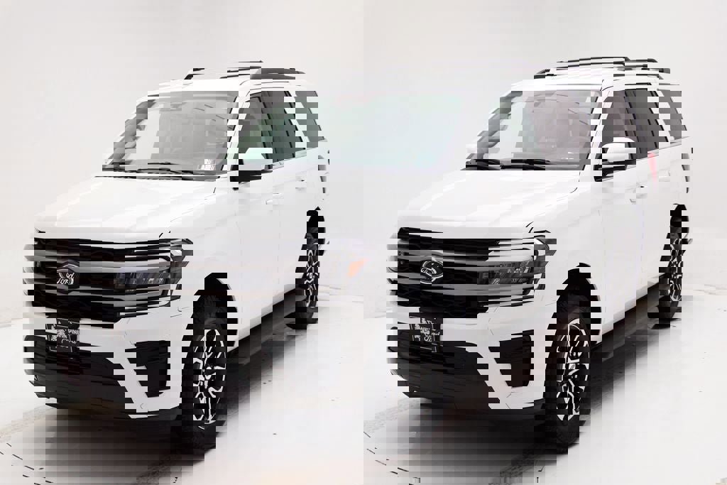 Used 2024 Ford Expedition XLT image 2