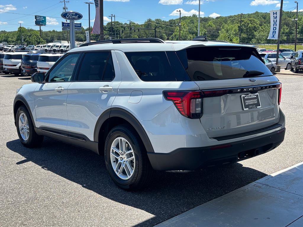 New 2026 Ford Explorer Active RWD image 2