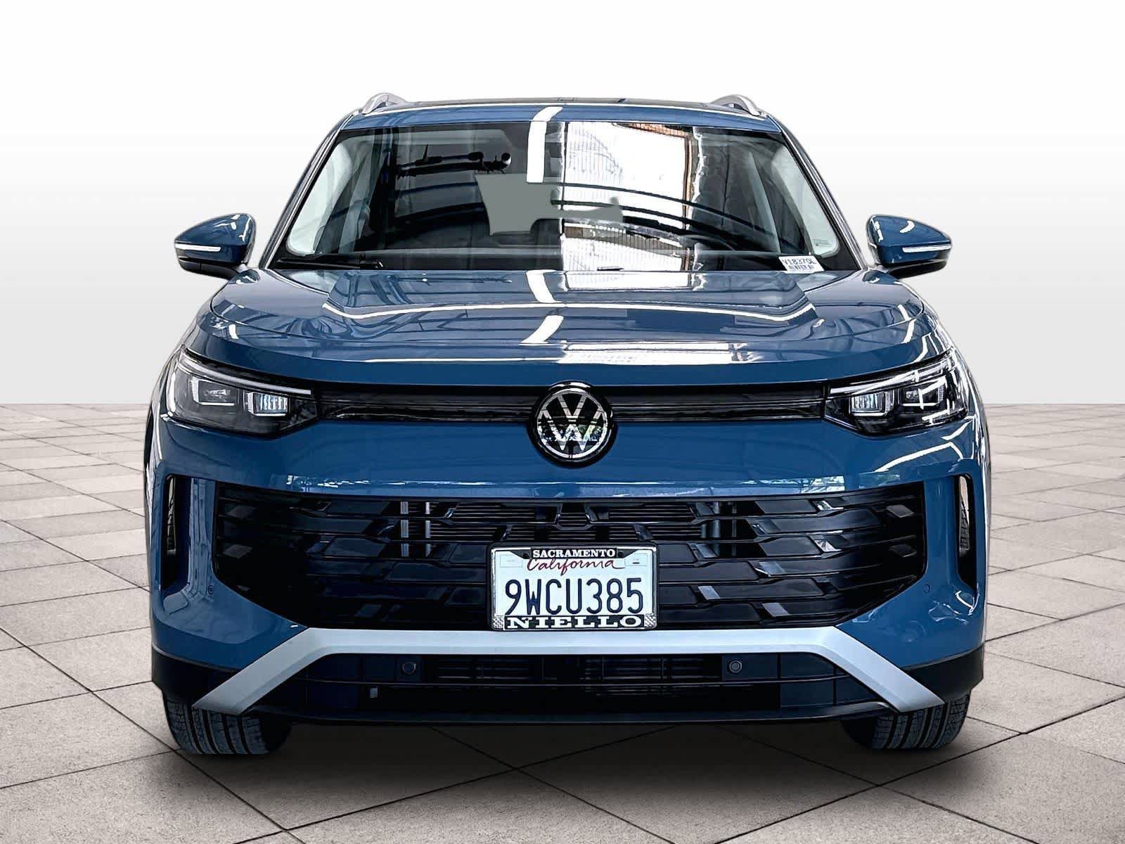 Certified 2025 Volkswagen Tiguan SE w/ Panoramic Sunroof Package AWD/4WD image 2