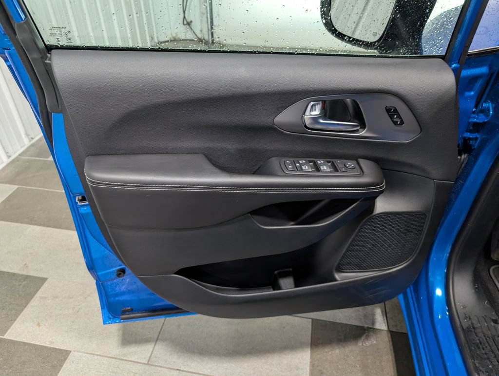 Used 2027 Chrysler Pacifica Select FWD image 13