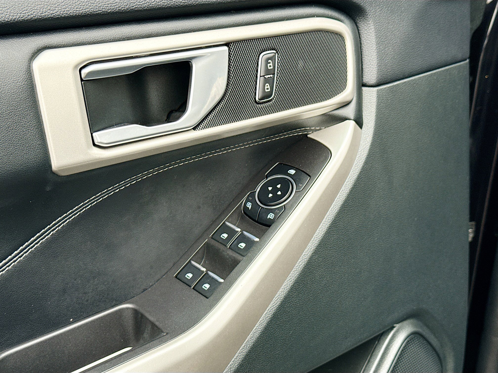 Used 2023 Ford Explorer XLT w/ Equipment Group 202A image 8