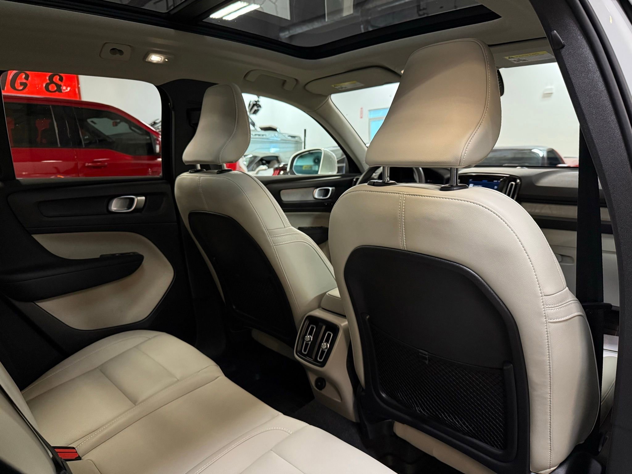 Used 2025 Volvo XC40 B5 Plus image 28