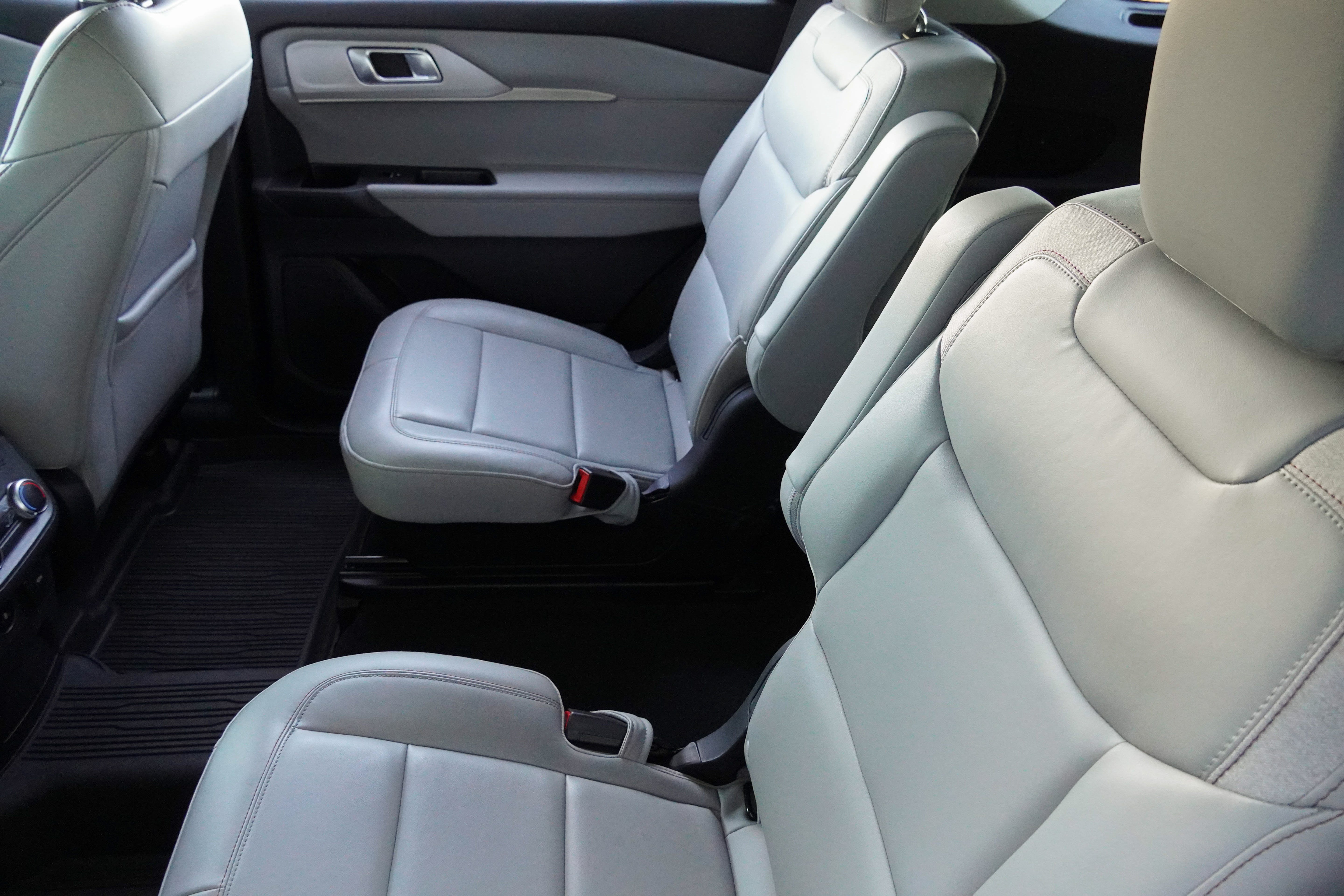 Used 2025 Ford Explorer Active w/ Active Comfort Package RWD image 36