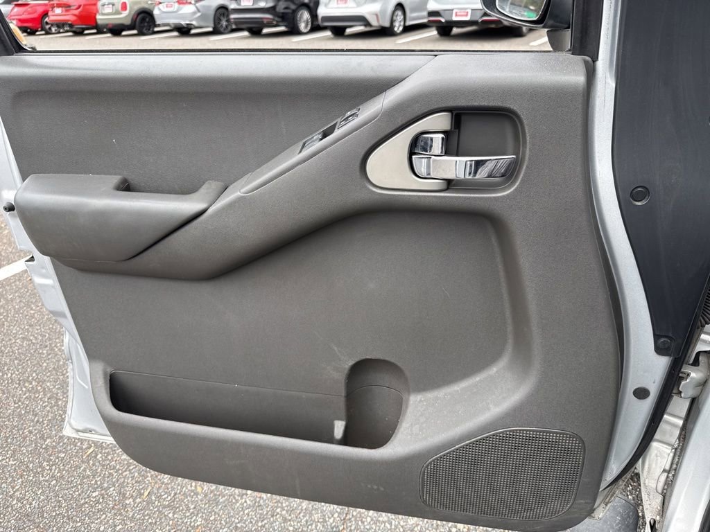 Used 2011 Nissan Frontier SV image 5