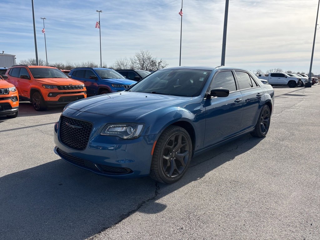 Used 2023 Chrysler 300 Touring w/ Sport Appearance Package image 7