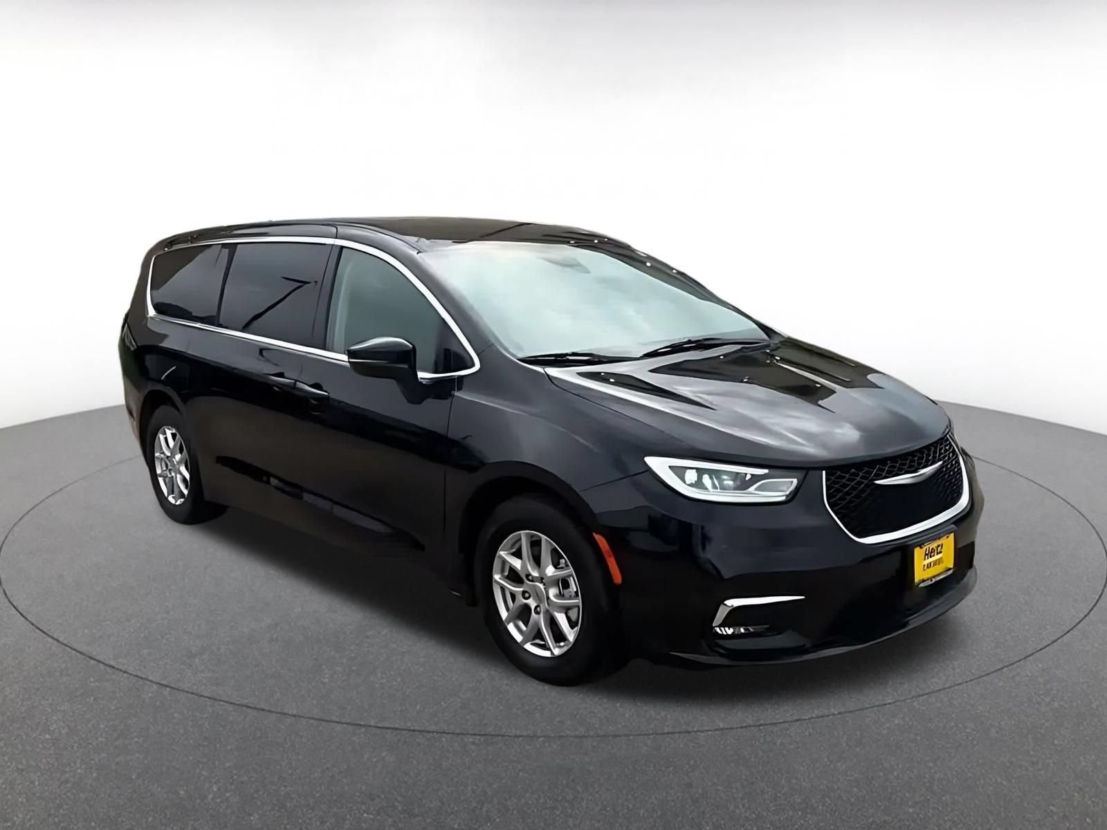 Used 2024 Chrysler Pacifica Touring-L FWD image 3