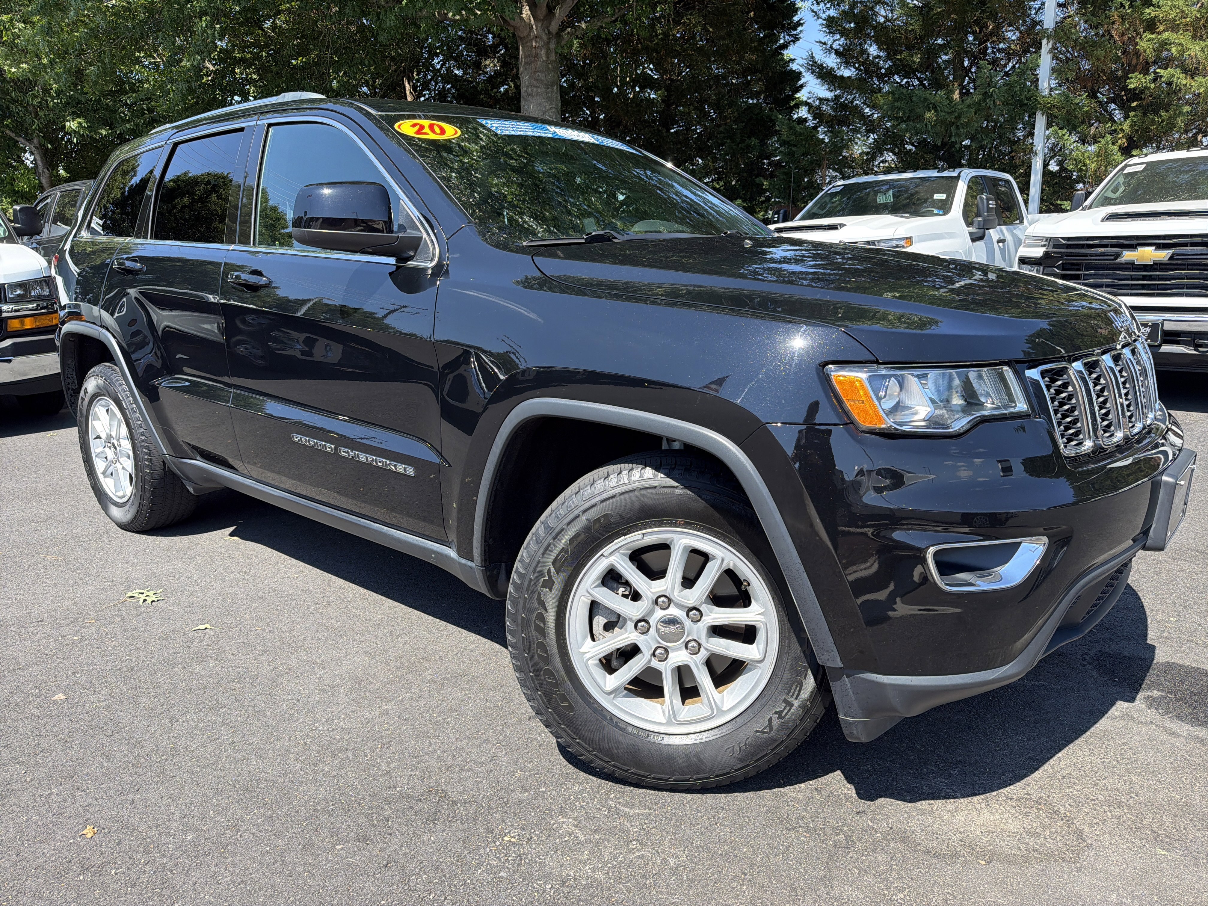 Used 2020 Jeep Grand Cherokee Laredo AWD/4WD image 2
