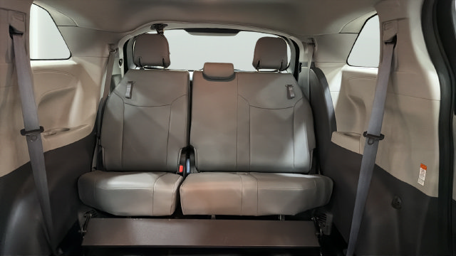 Used 2023 Toyota Sienna XLE FWD image 18