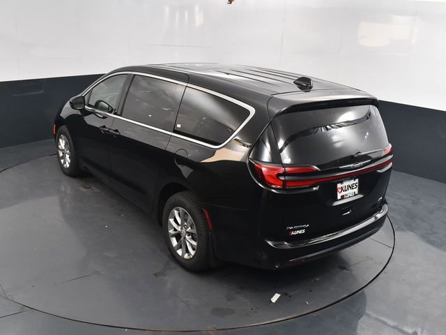New 2026 Chrysler Pacifica Select image 17