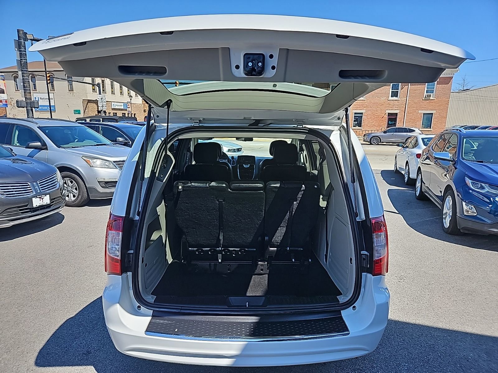 Used 2016 Chrysler Town & Country Touring FWD image 18
