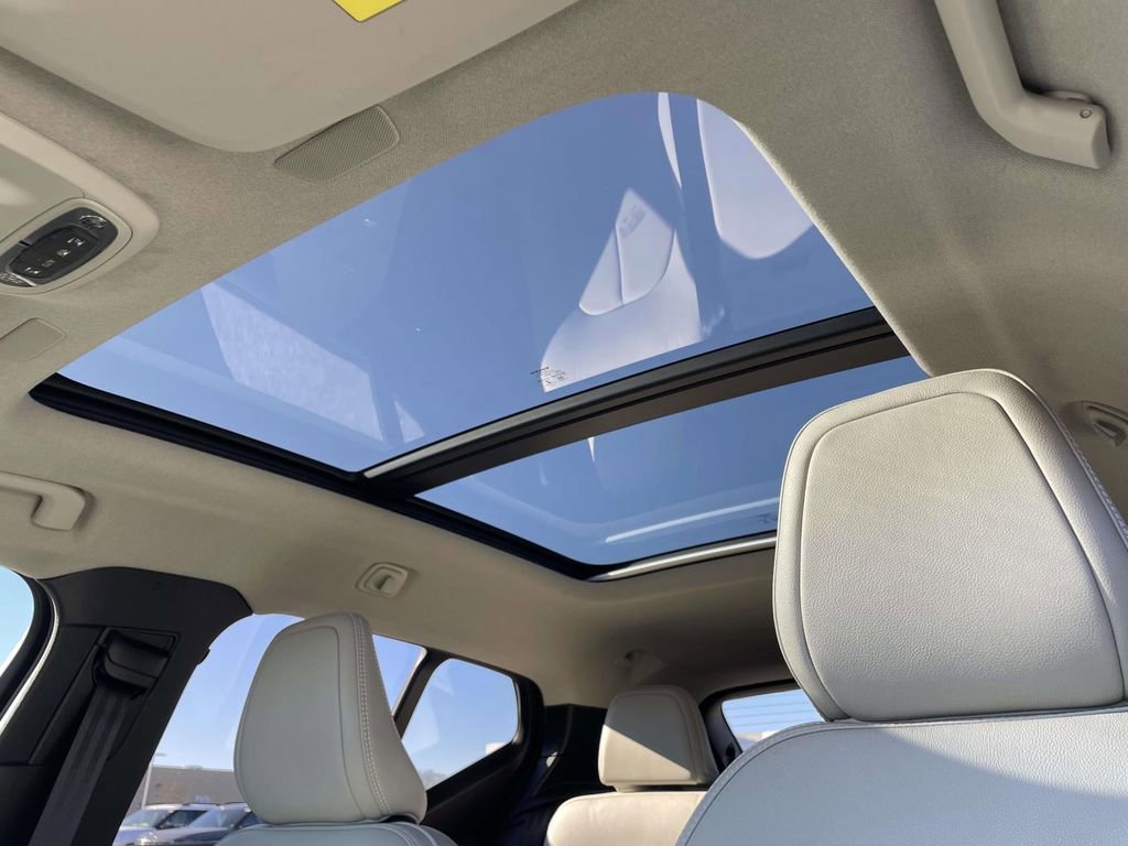 Used 2021 Volvo XC40 T5 Momentum w/ Premium Package image 9