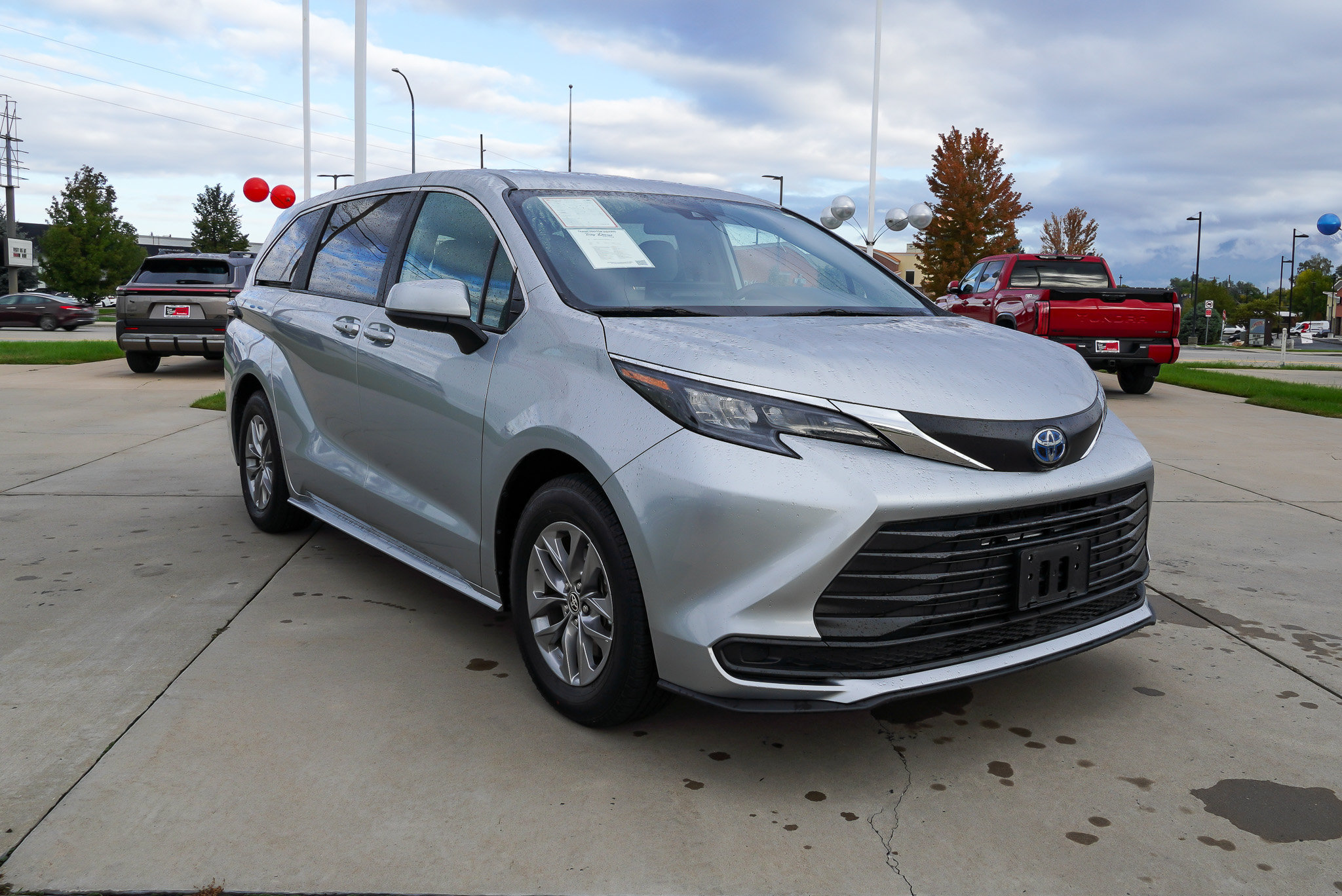 Certified 2025 Toyota Sienna LE AWD/4WD image 2