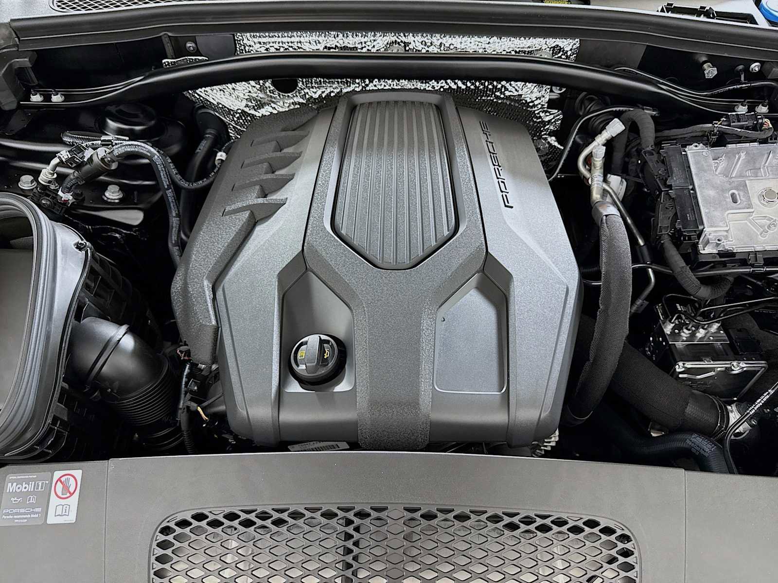 New 2025 Porsche Macan AWD/4WD image 40