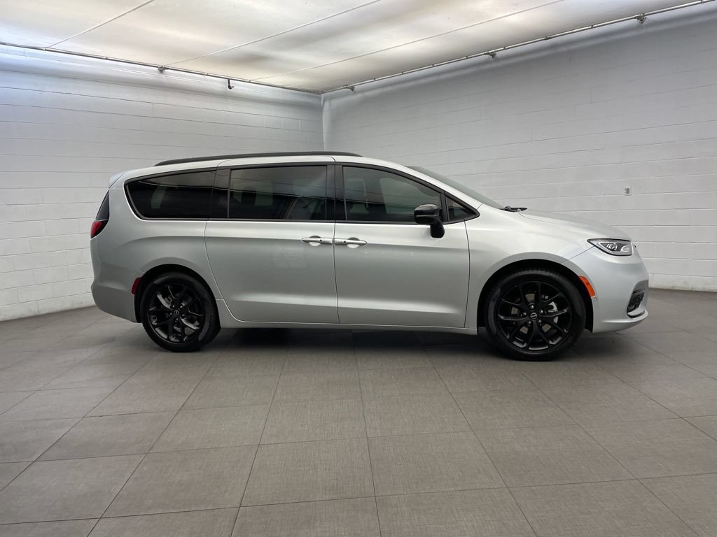 New 2026 Chrysler Pacifica Select FWD image 2