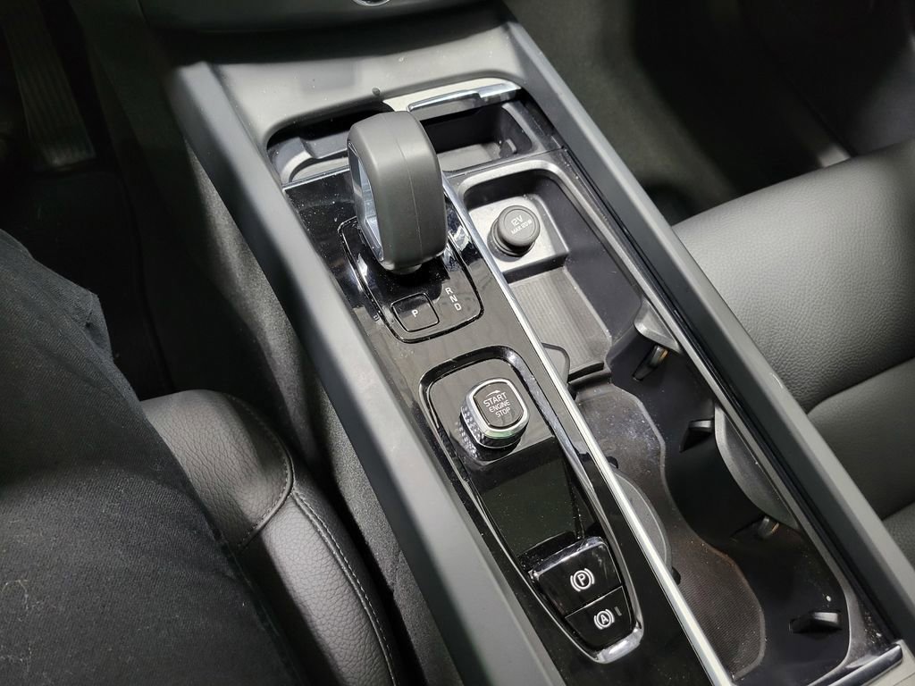 Used 2025 Volvo XC60 B5 Plus image 28