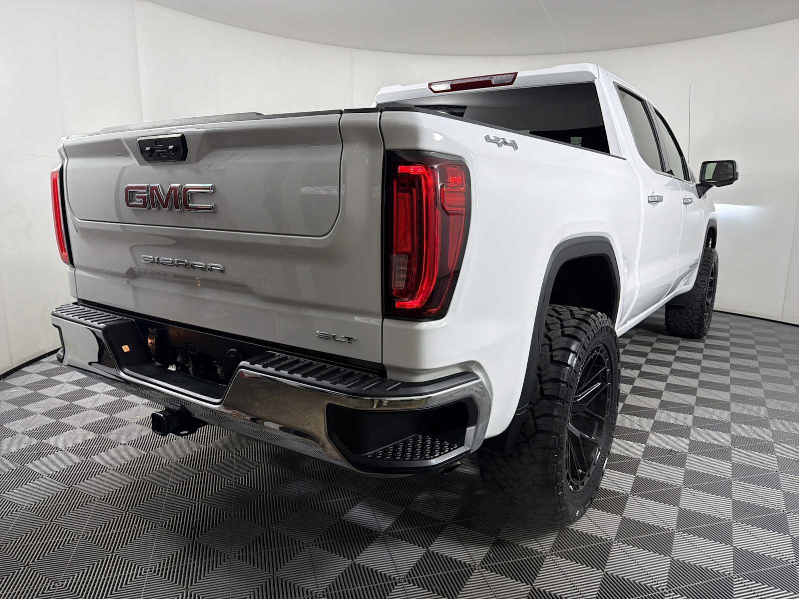 Used 2025 GMC Sierra 1500 SLT image 6