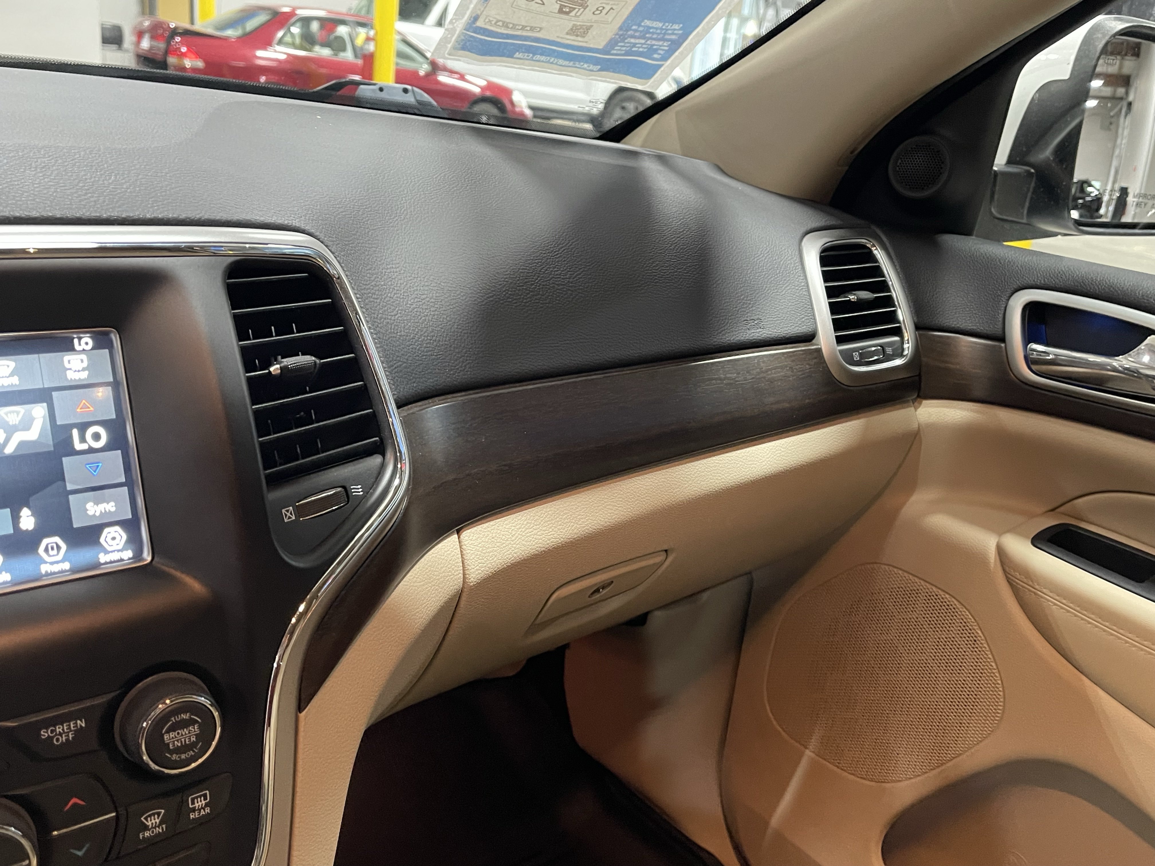 Used 2018 Jeep Grand Cherokee Laredo AWD/4WD image 25