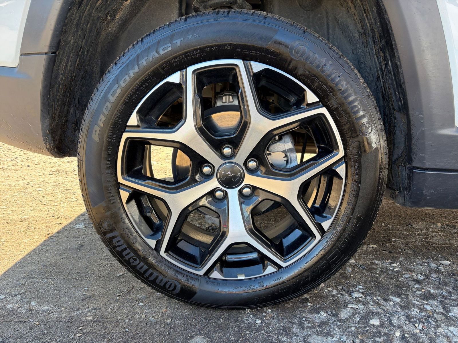 Used 2025 Jeep Compass Limited image 31