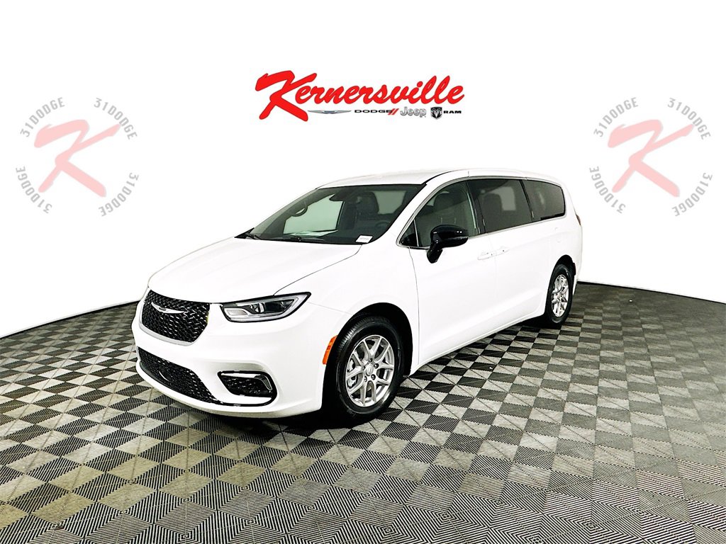 New 2026 Chrysler Pacifica Select image 3