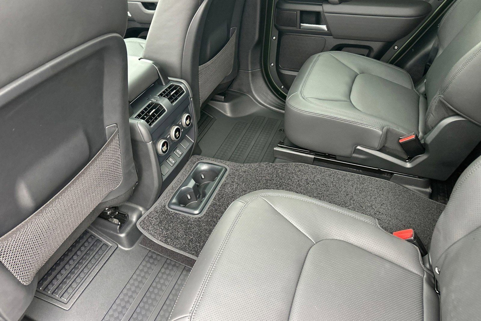 New 2026 Land Rover Defender 130 X-Dynamic SE image 19