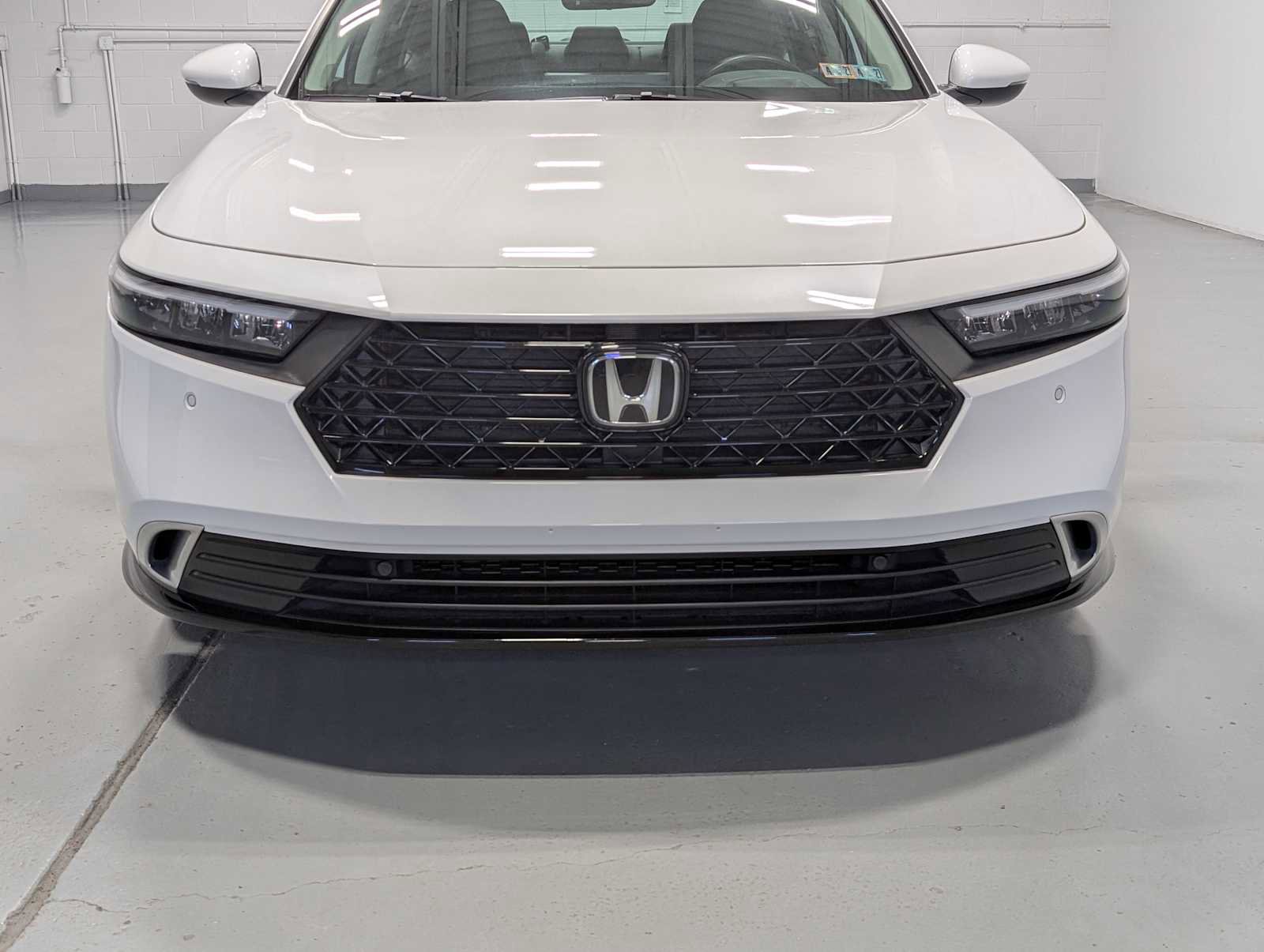 Used 2023 Honda Accord Touring image 2