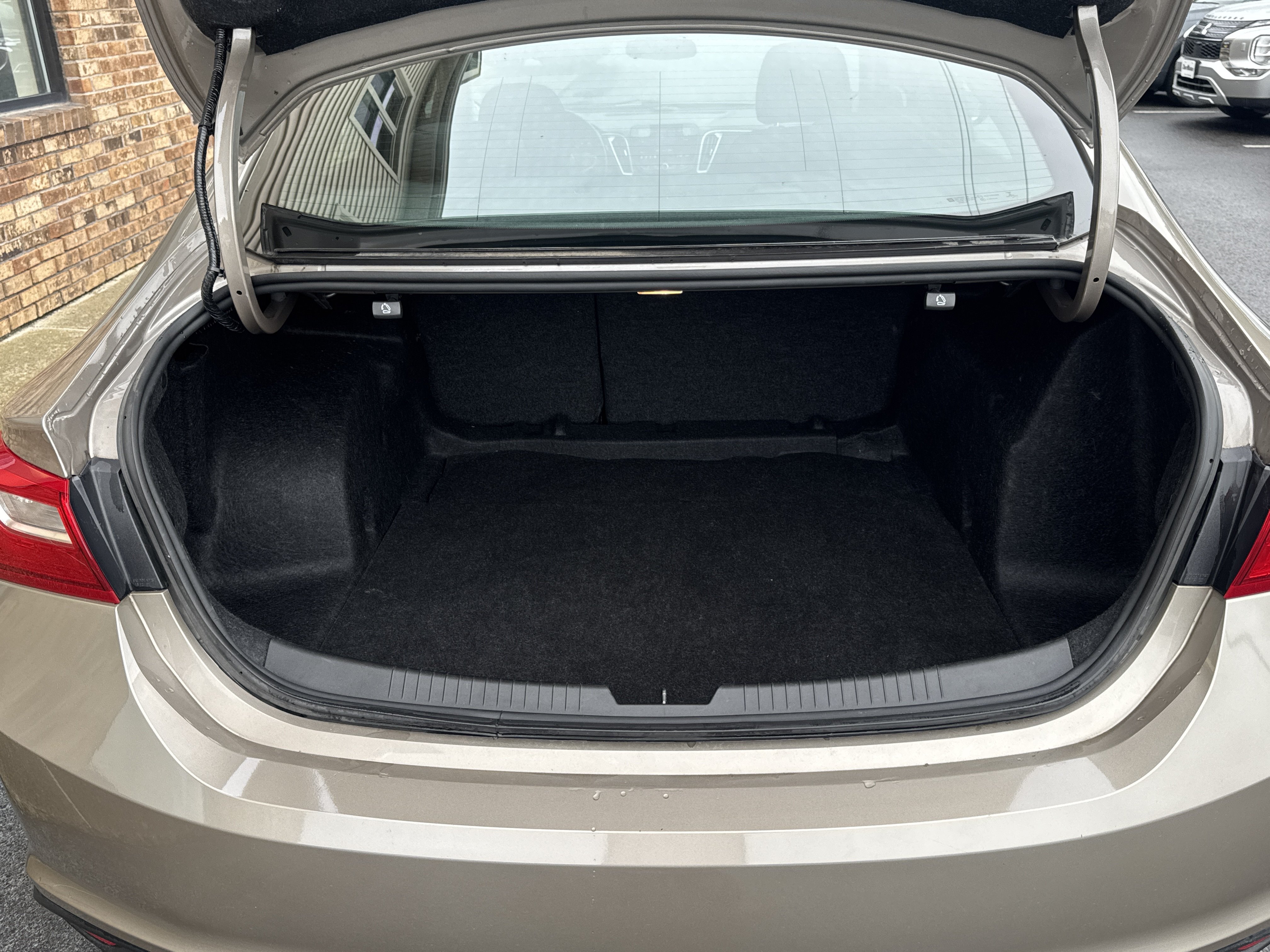 Used 2022 Chevrolet Malibu LS FWD image 11