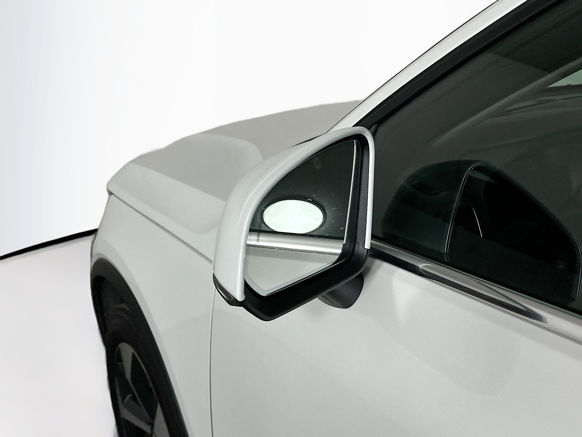 Used 2025 Volvo XC40 B5 Plus image 16