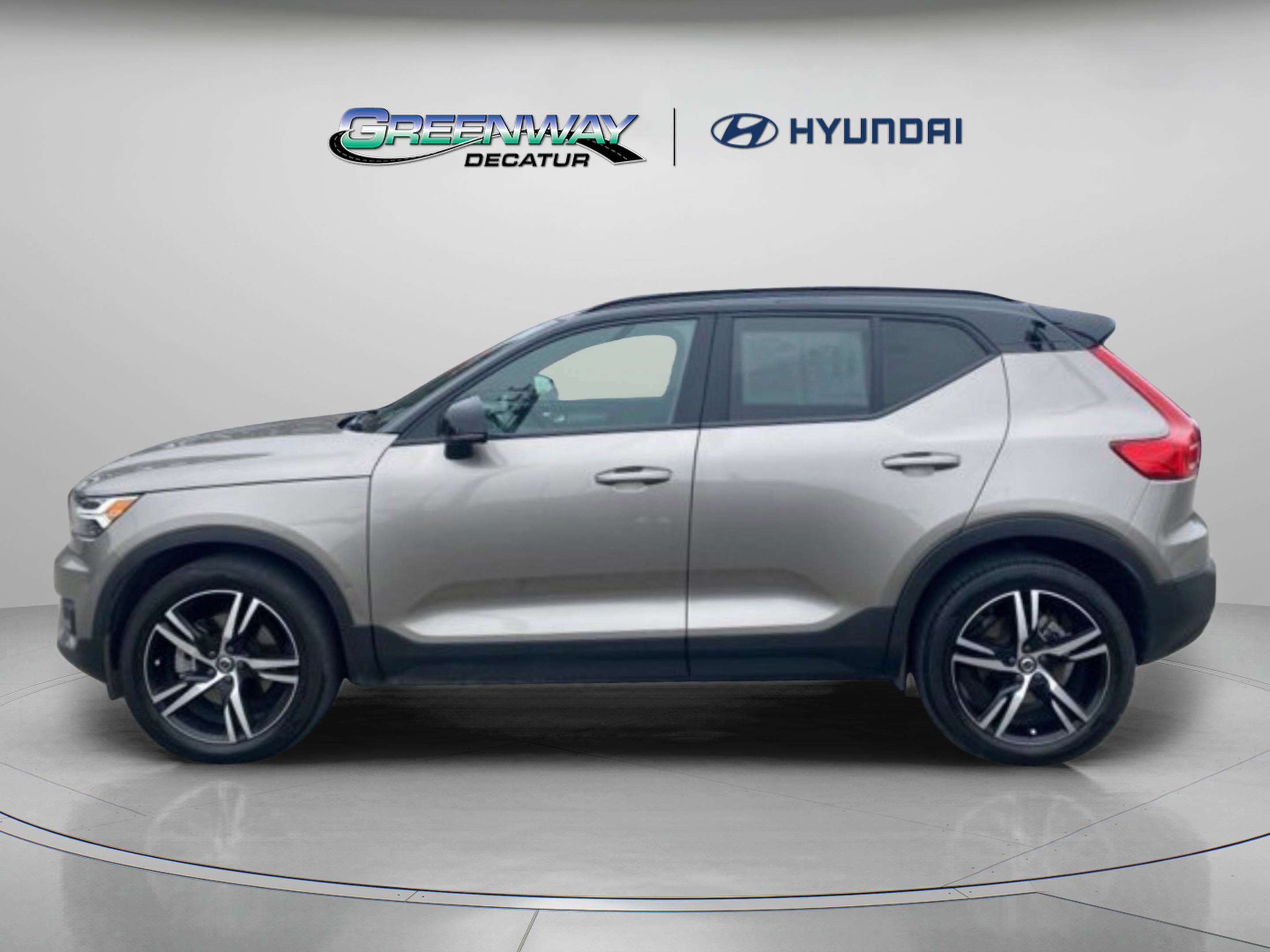 Used 2022 Volvo XC40 T4 R-Design w/ Climate Package image 5