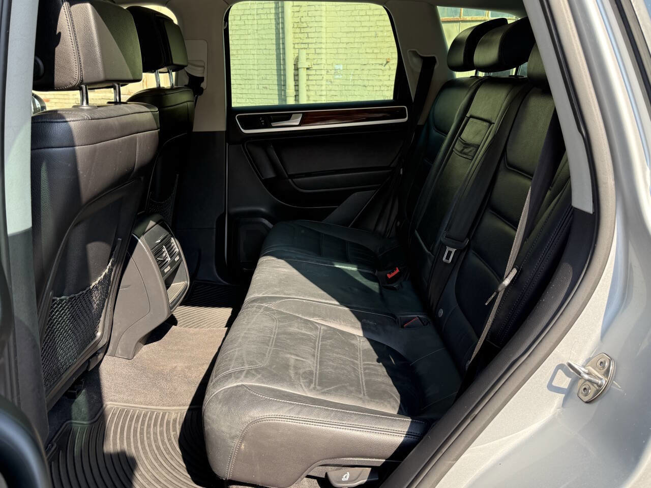 Used 2012 Volkswagen Touareg Sport image 23