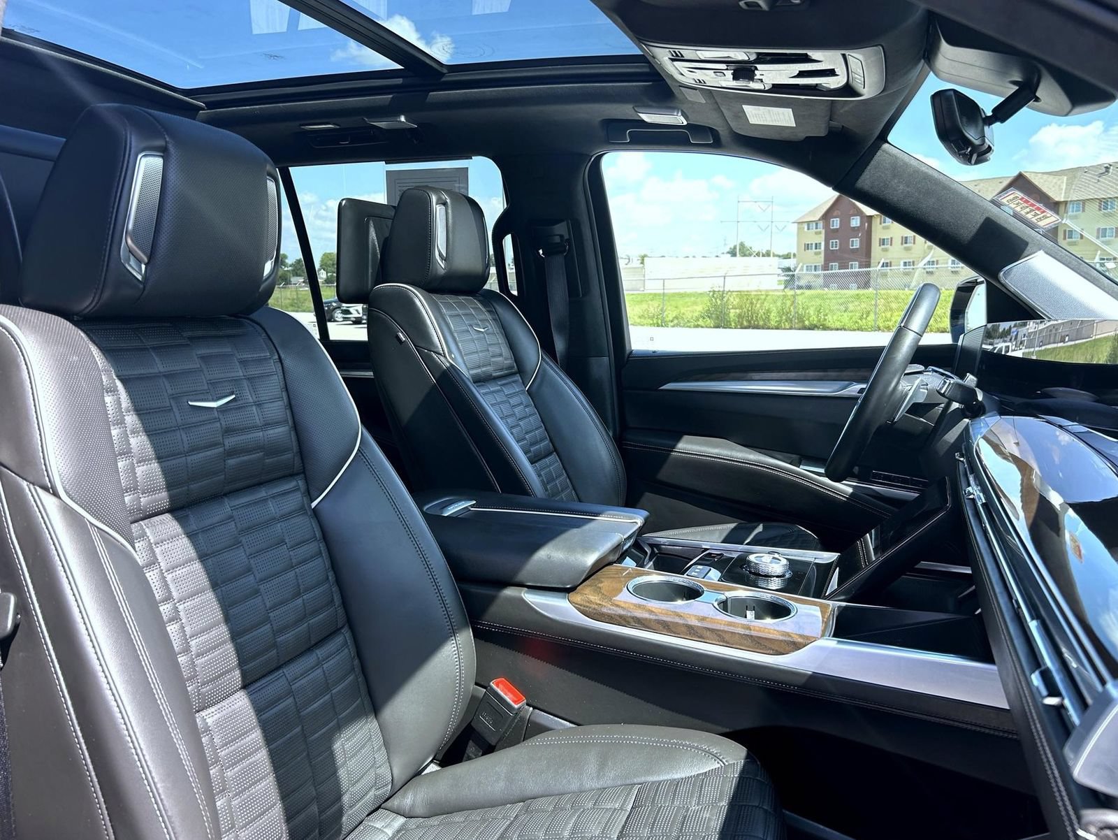 Certified 2025 Cadillac Escalade Sport Platinum w/ LPO, ONYX Package AWD/4WD image 18