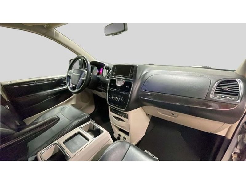 Used 2011 Chrysler Town & Country Touring-L w/ Entertainment Group #2 FWD image 18