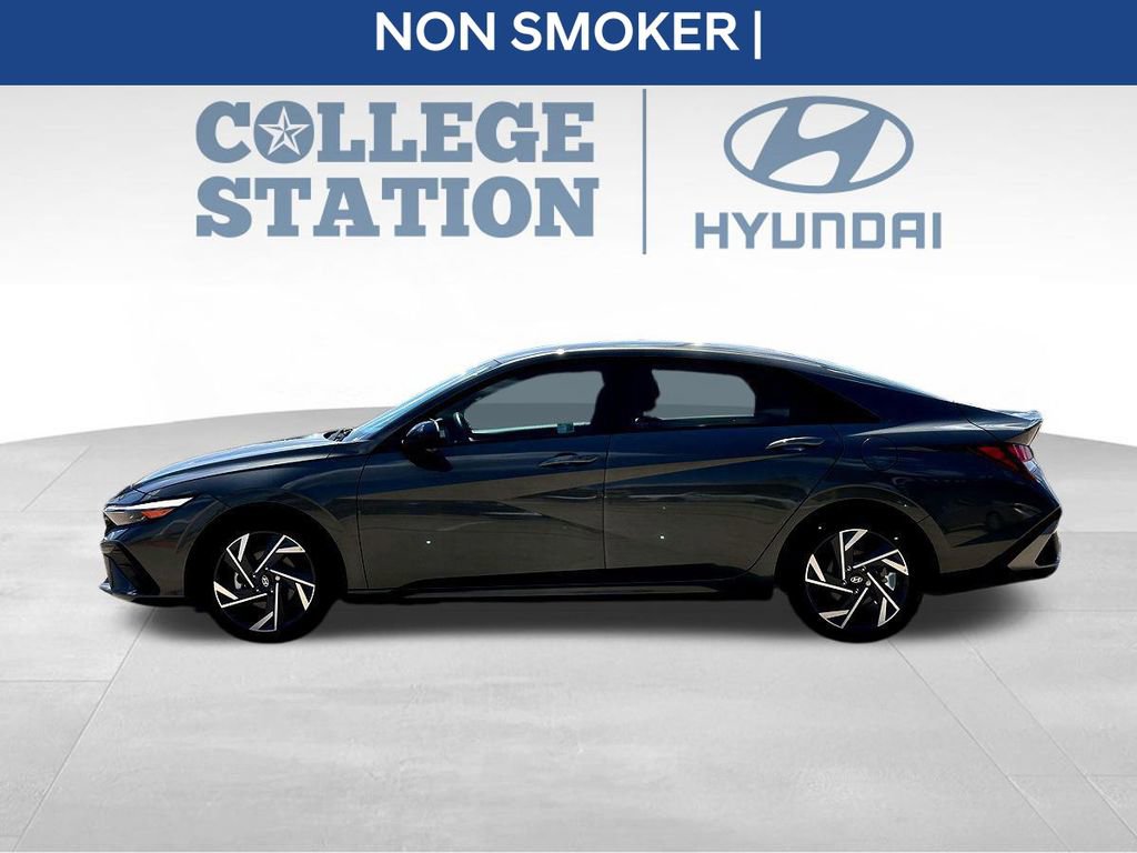 Used 2025 Hyundai Elantra Sport image 4