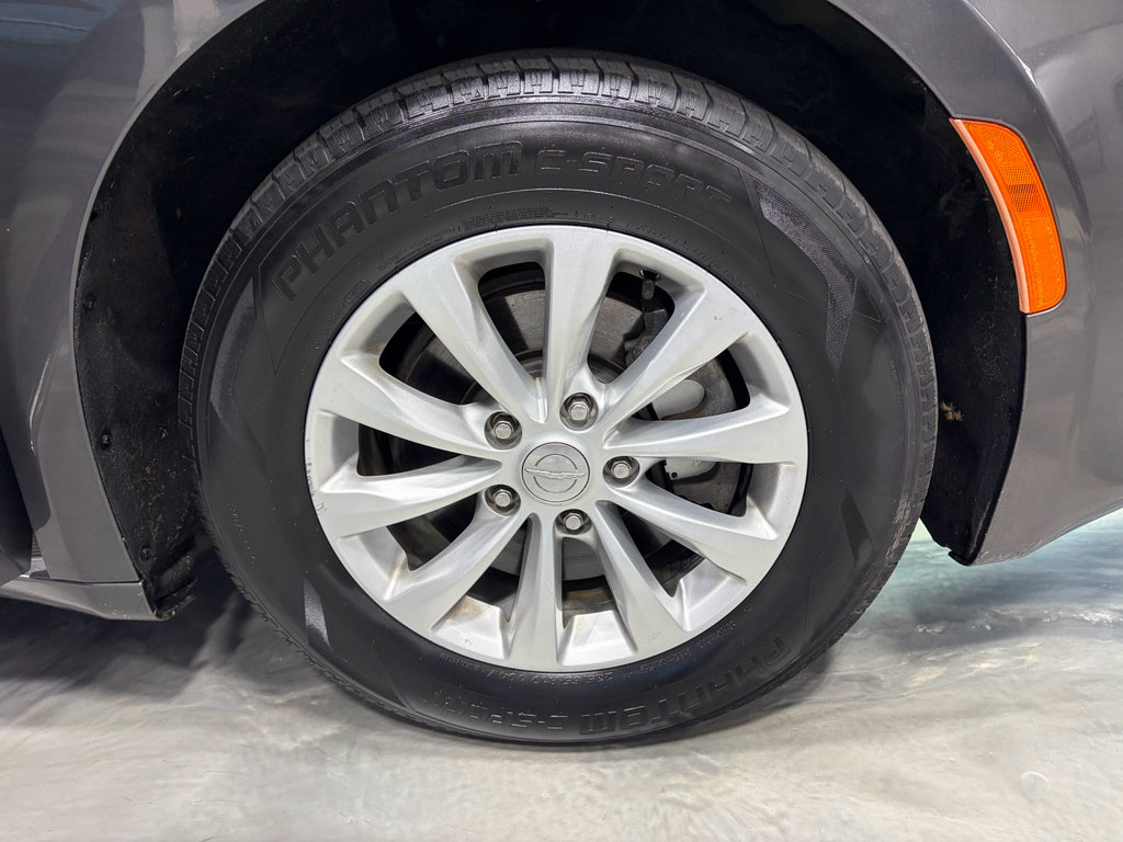 Used 2018 Chrysler Pacifica Touring-L Plus FWD image 26