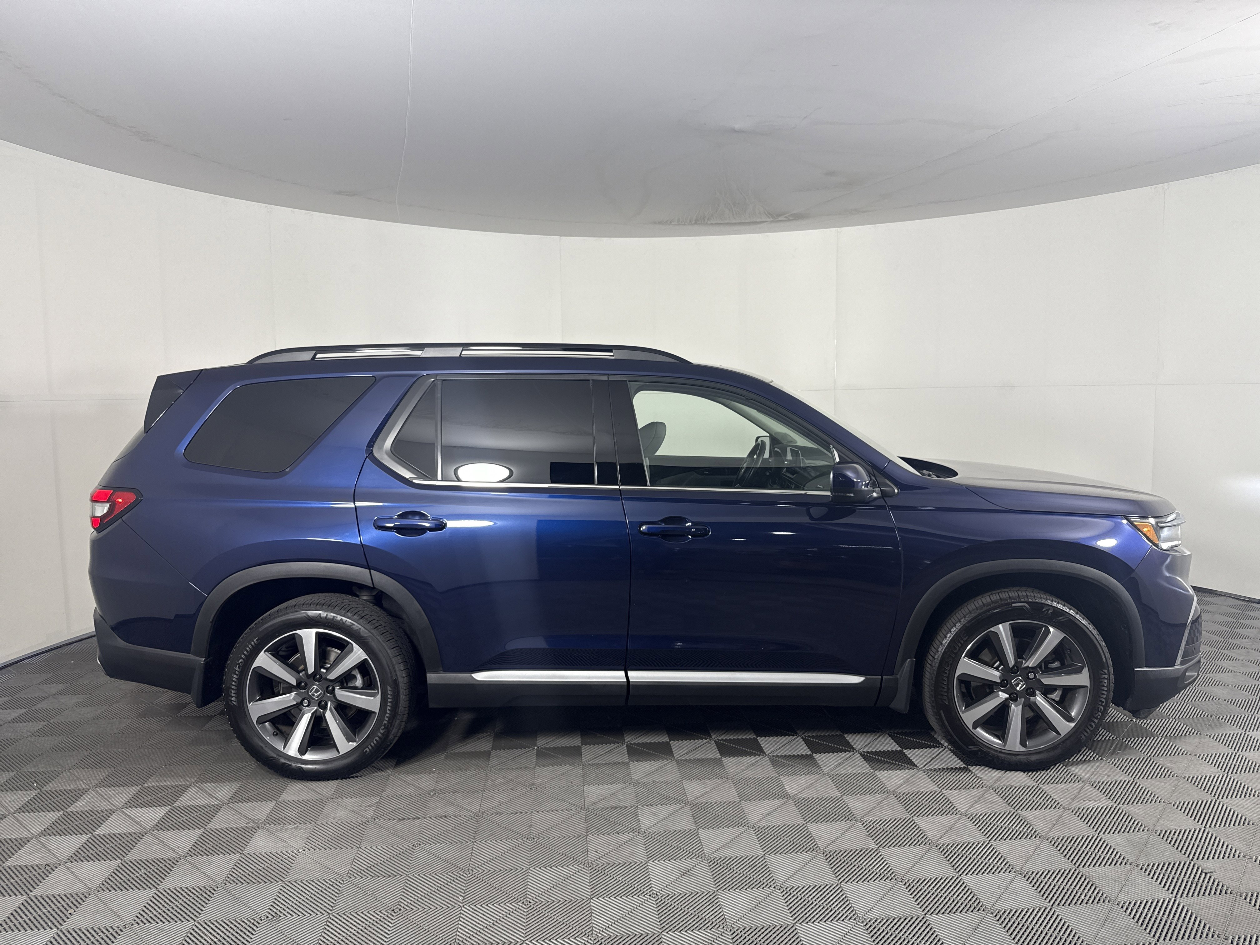 Certified 2023 Honda Pilot Touring image 3