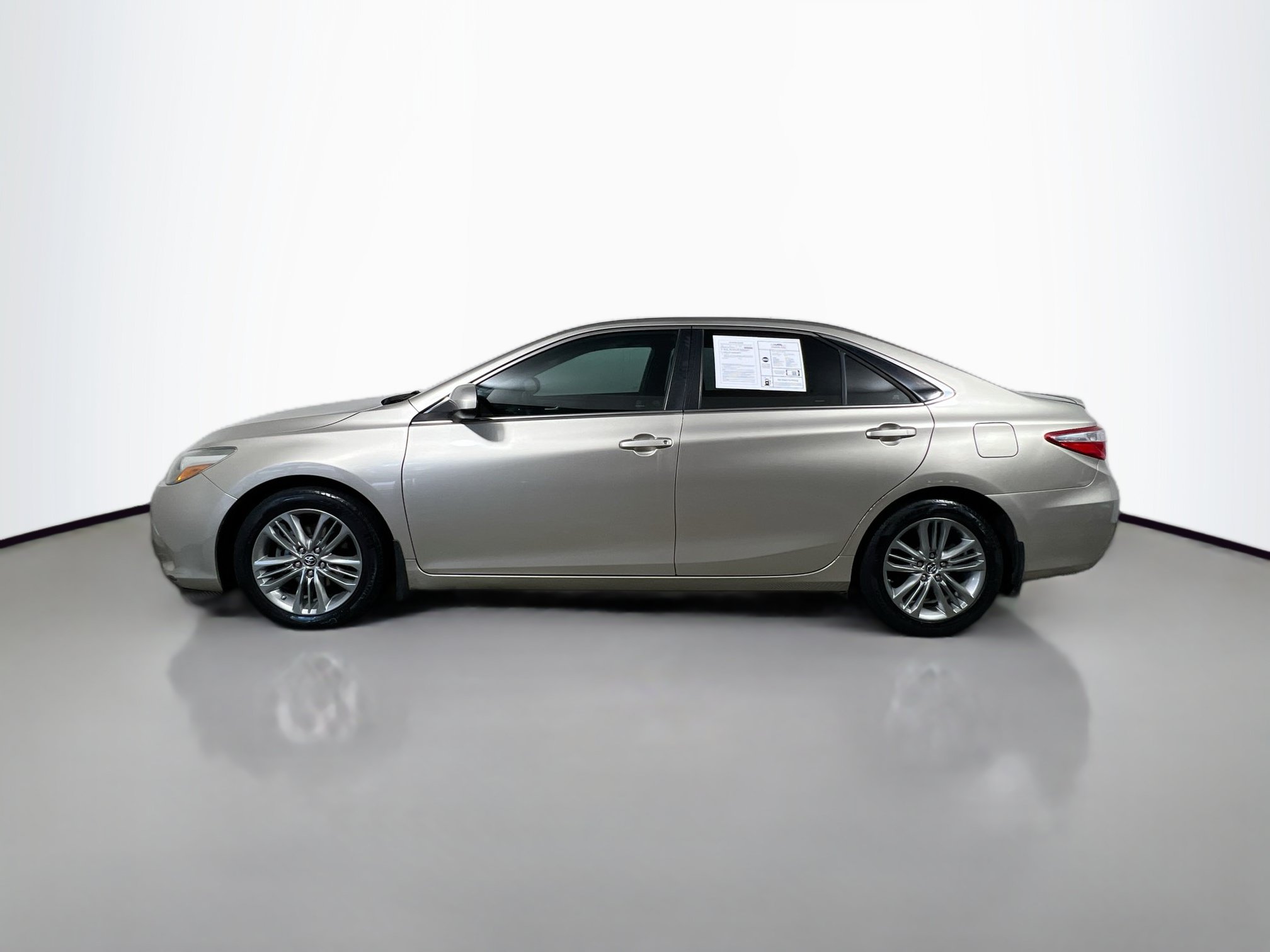 Used 2015 Toyota Camry SE FWD image 9
