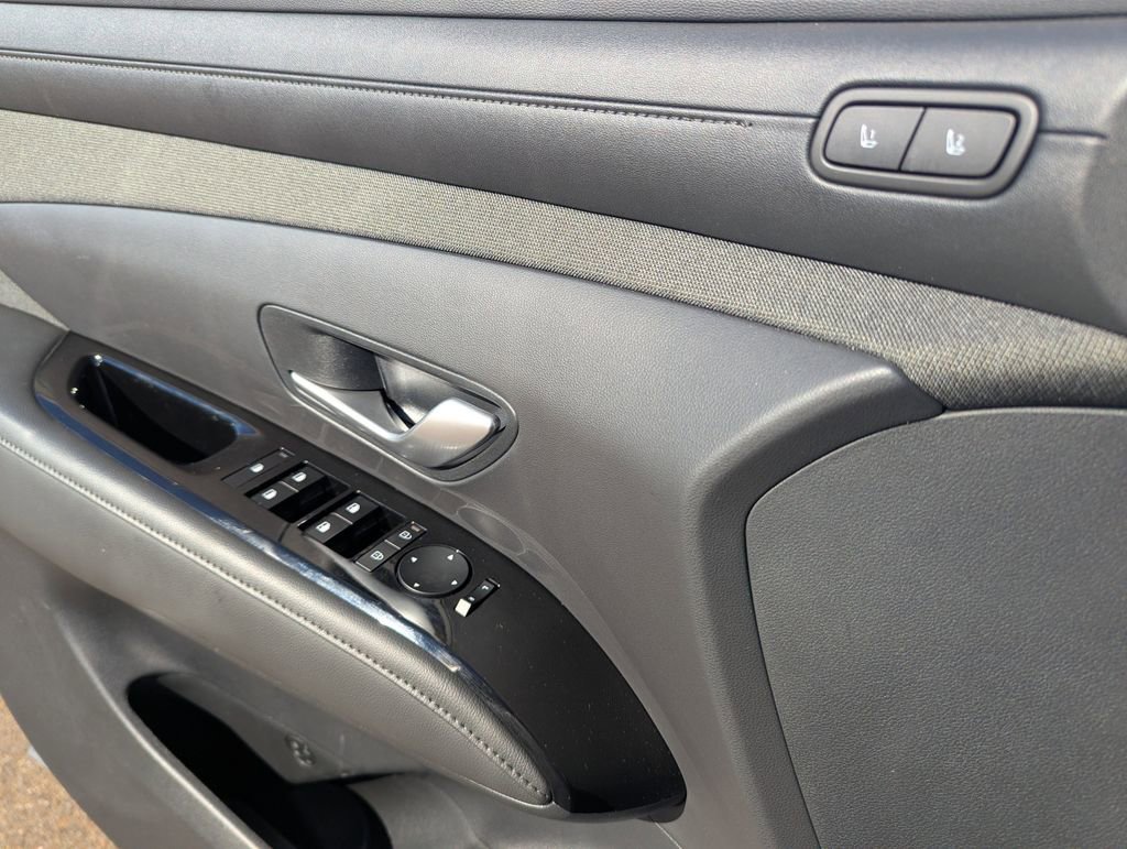 Used 2025 Hyundai Santa Cruz Limited image 18