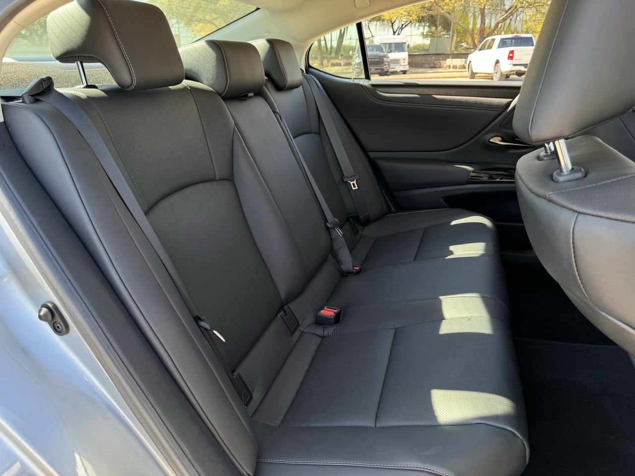 Used 2025 Lexus ES 300h F Sport w/ Accessory Package (Z2) image 30