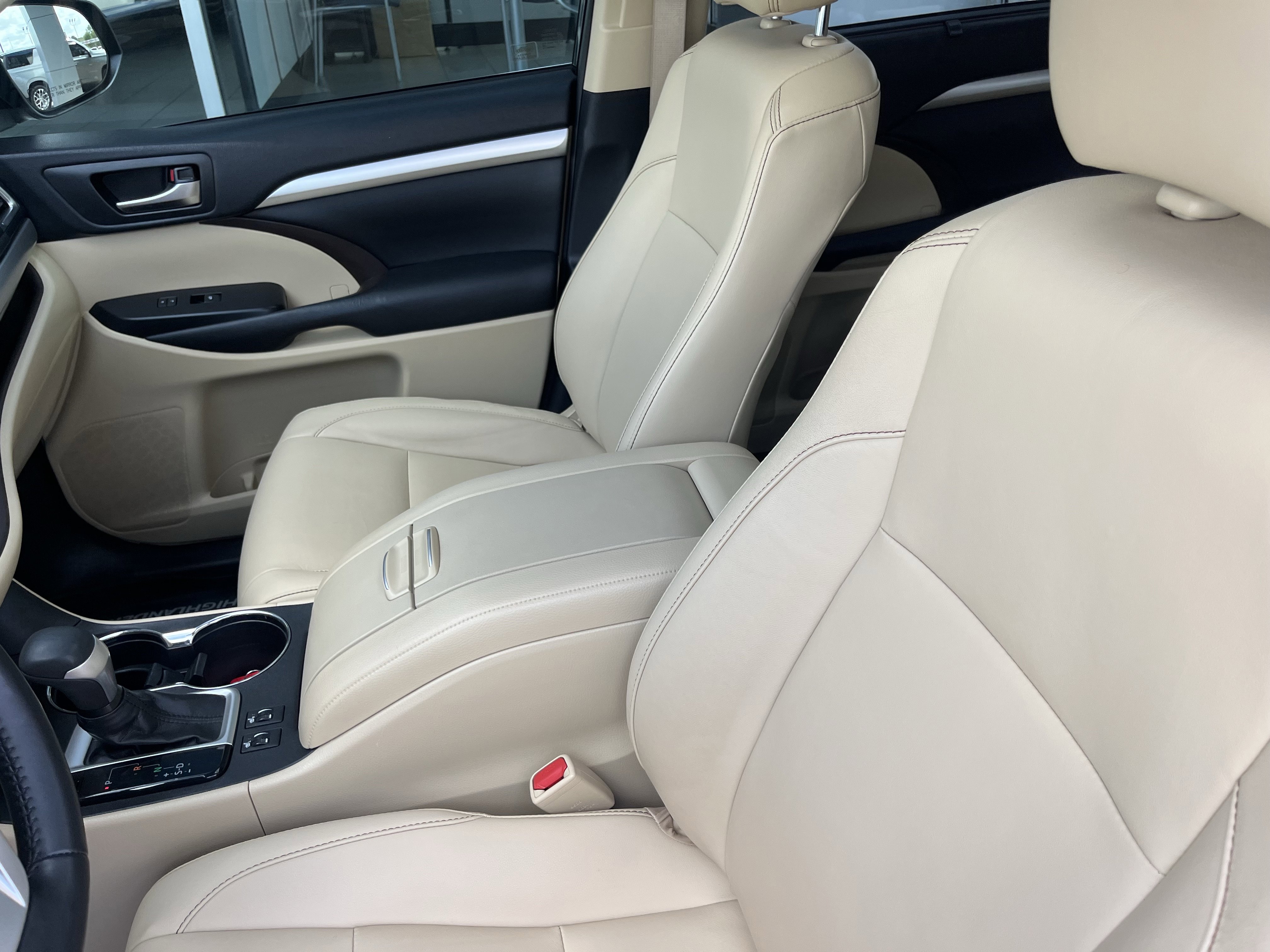 Used 2019 Toyota Highlander XLE FWD image 6