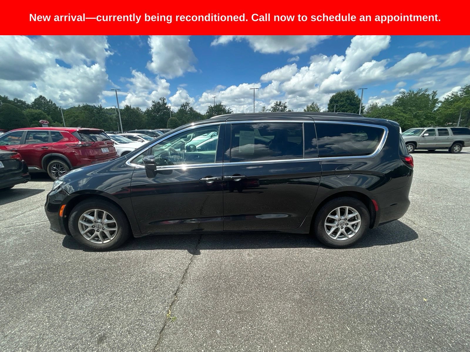 Used 2022 Chrysler Pacifica Touring-L FWD image 11