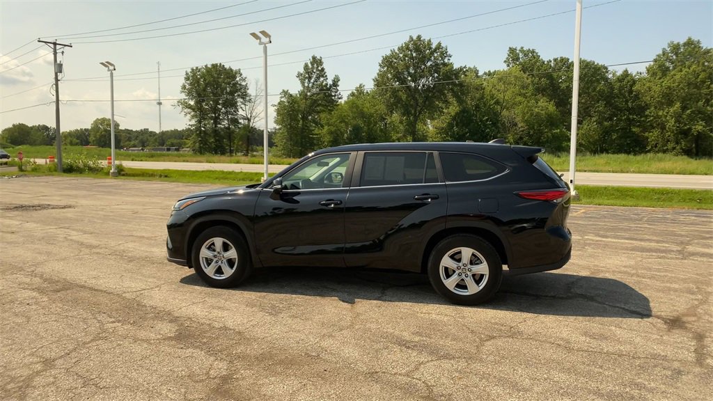 Used 2023 Toyota Highlander LE image 5