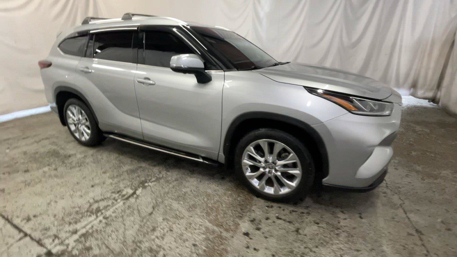 Used 2024 Toyota Highlander Limited AWD/4WD image 3