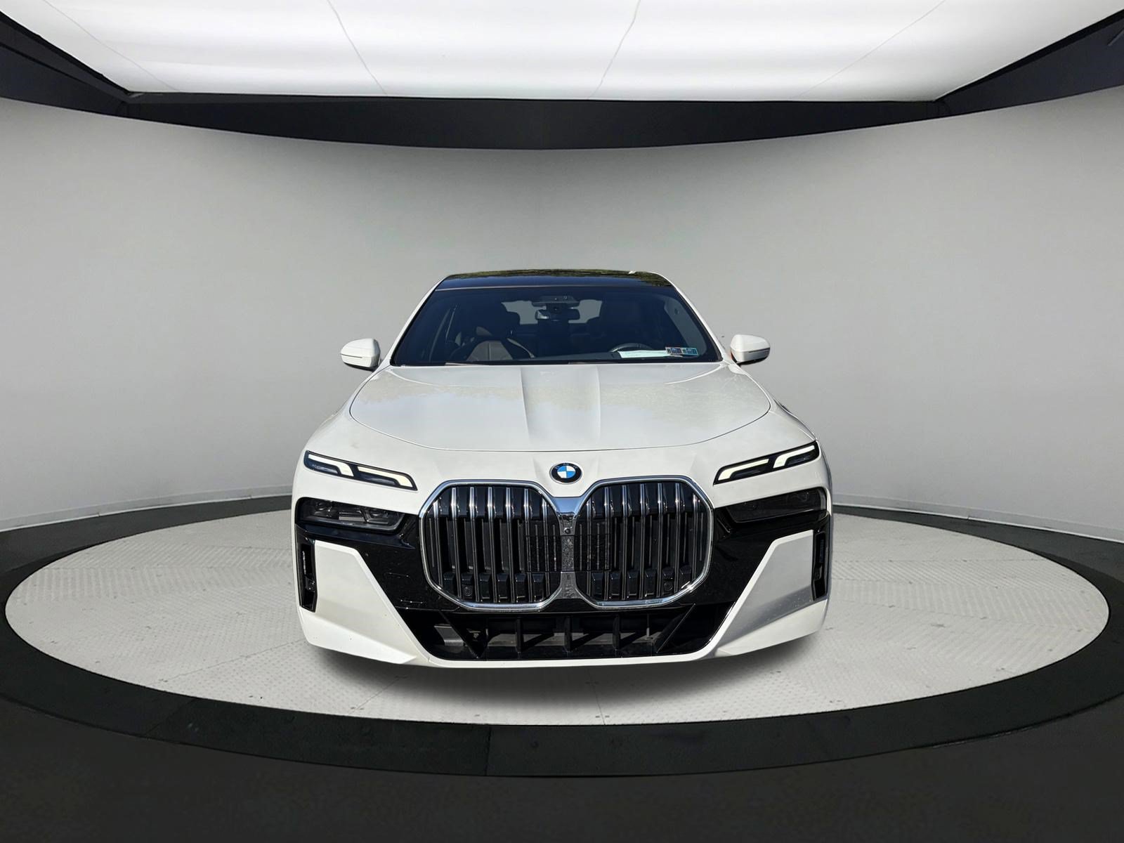 Used 2023 BMW 760i xDrive AWD/4WD image 2