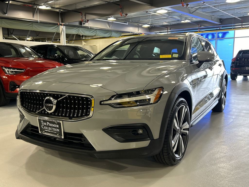 Certified 2024 Volvo V60 B5 Cross Country Plus w/ Protection Package Premier image 5
