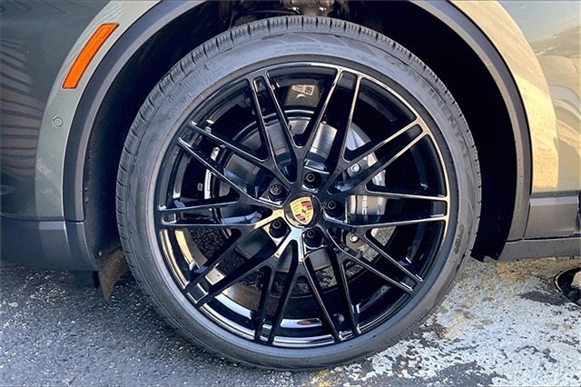 Used 2025 Porsche Macan 4 Electric image 15